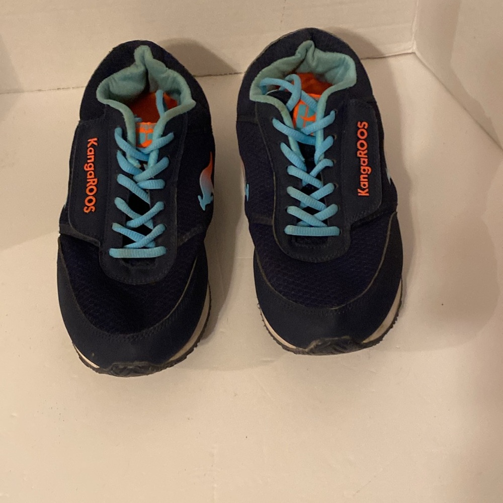 Kangaroos Youth Running Shoes With Side Zip Pockets Size 9-1/2